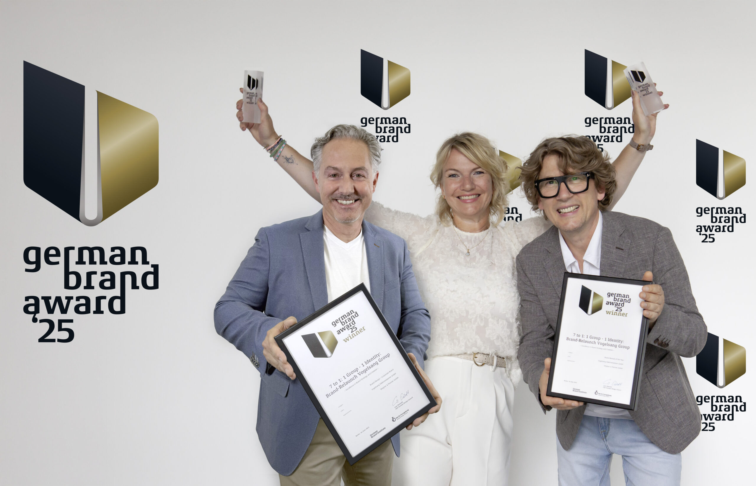 So sehen Sieger aus: Wegner & Partner Geschäftsführer Michael Kehm und Vanessa Baumann (Geschäftsleitung Bochum) und André Seifert Art Director (Bochum) bei der Preisverleihung zum German Brand Award in Berlin.