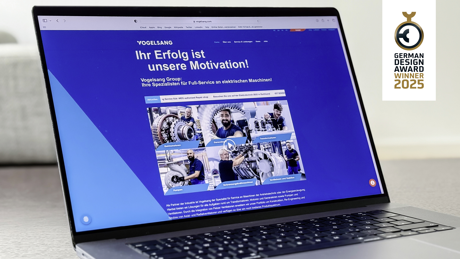 Laptop mit der Website der Vogelsang Group auf dem Bildschirm, die den Schriftzug „Ihr Erfolg ist unsere Motivation!“ zeigt. Rechts daneben das Logo des German Design Award 2025 Winner.