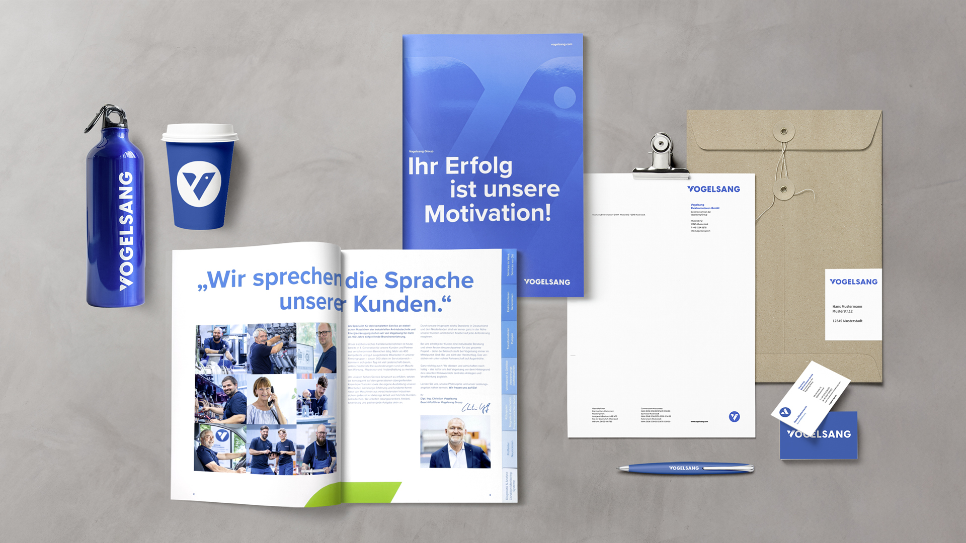 Layout verschiedener Marken- und Printmaterialien der Vogelsang Group, darunter Broschüre, Briefpapier, Visitenkarten, Trinkflasche, Kaffeebecher und Magazin mit der Aufschrift „Ihr Erfolg ist unsere Motivation!“. Das Bild zeigt das Corporate Design und Markenauftritt von Vogelsang.
