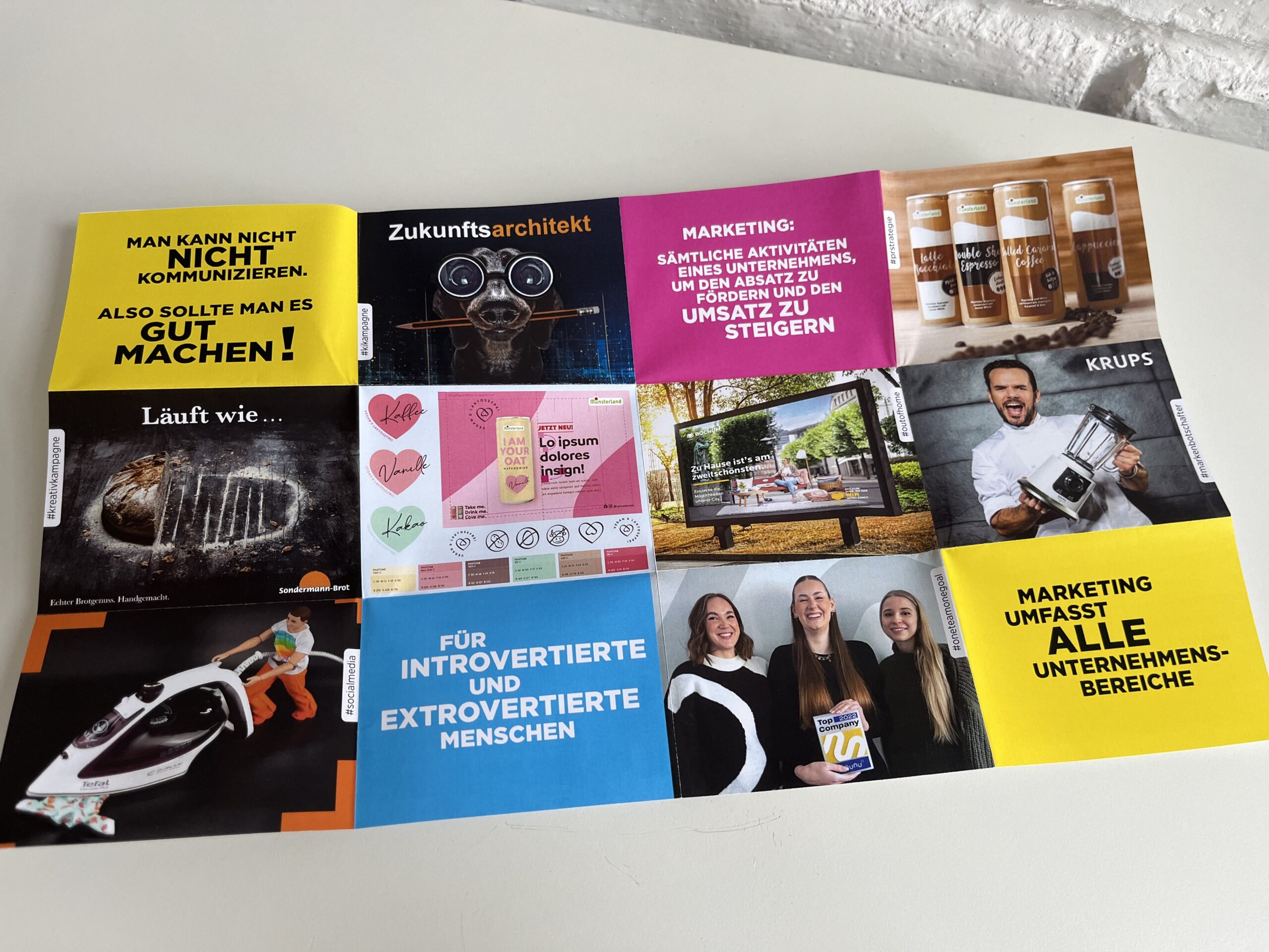 Flyer mit Collage aus verschiedenen Marketingmotiven und Werbekampagnen mit Zitaten, Bildern und Slogans zu Kommunikation, Werbung und Unternehmensidentität. Darstellung kreativer Marketingbeispiele auf einem Tisch.