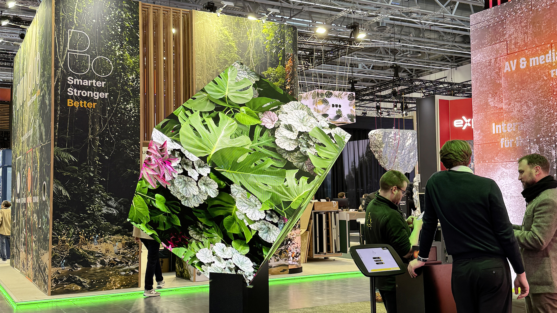 Messestandaufnahmen für digitale Kommunikation. Würfel mit Blumen