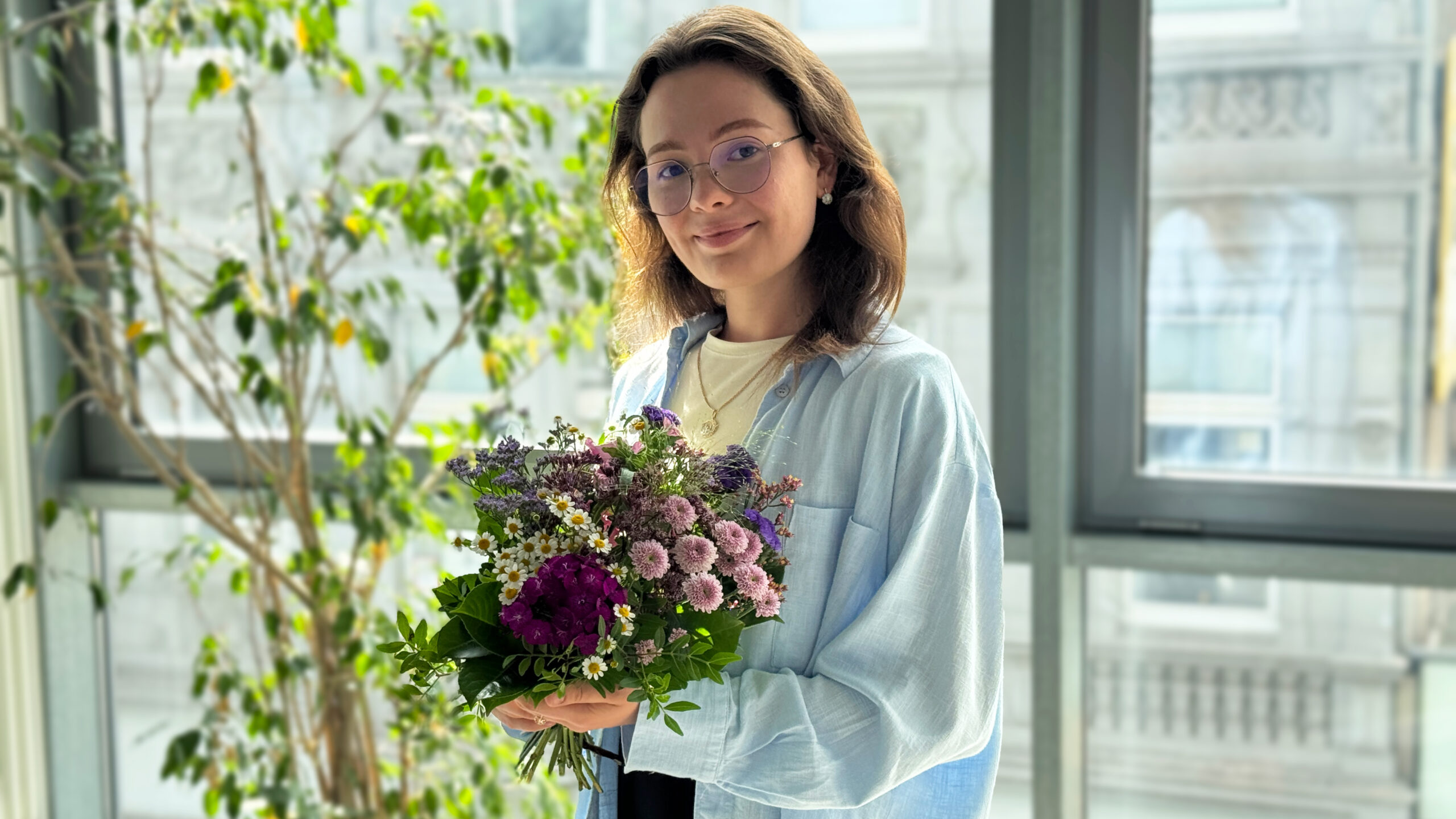 Auszubildende Susanne mit Blumenstrauß