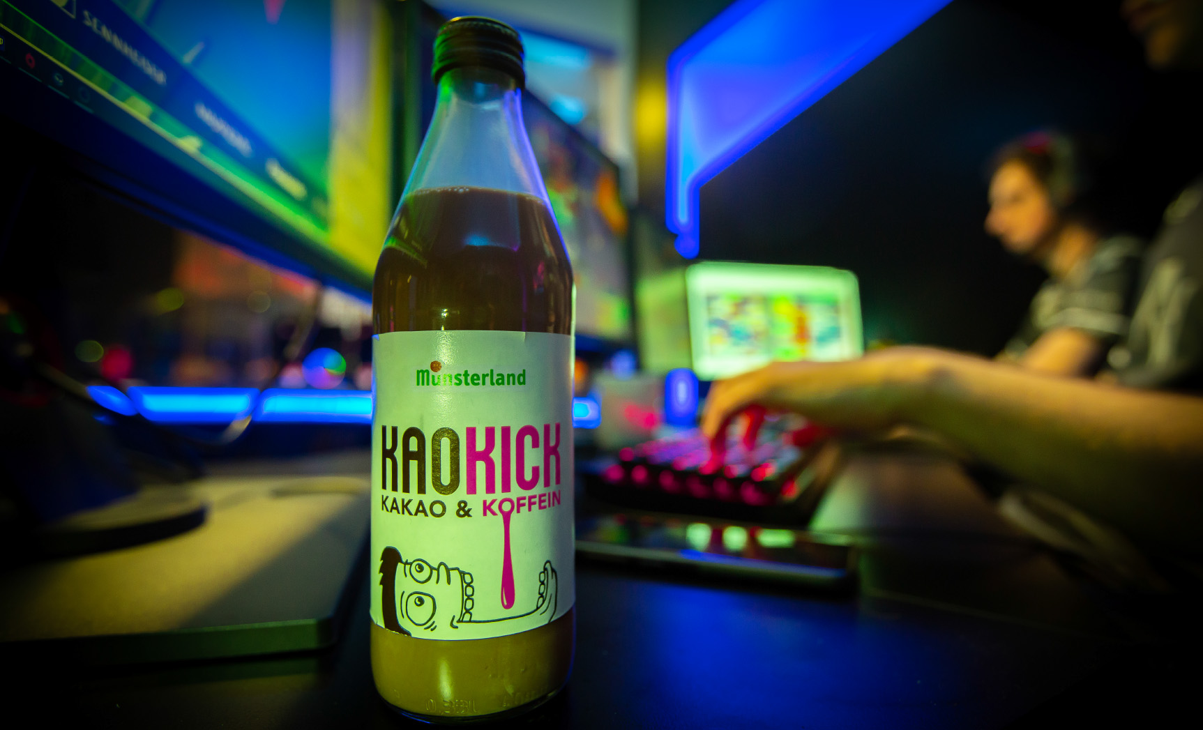 Kao Kick Flasche mit Gaming Hintergrund