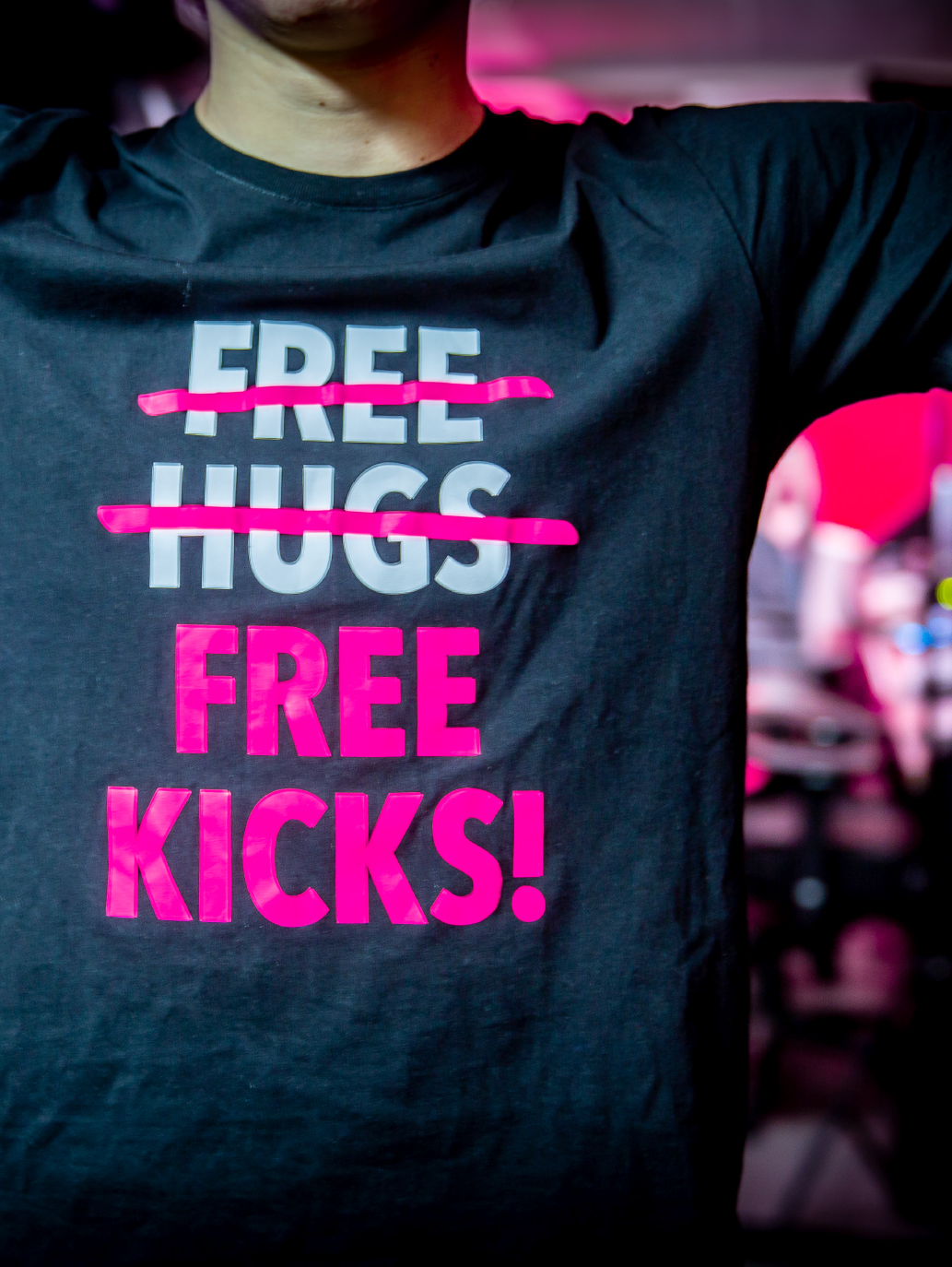T-Shirt free hugs durchgestrichen und durch Free kicks ersetzt